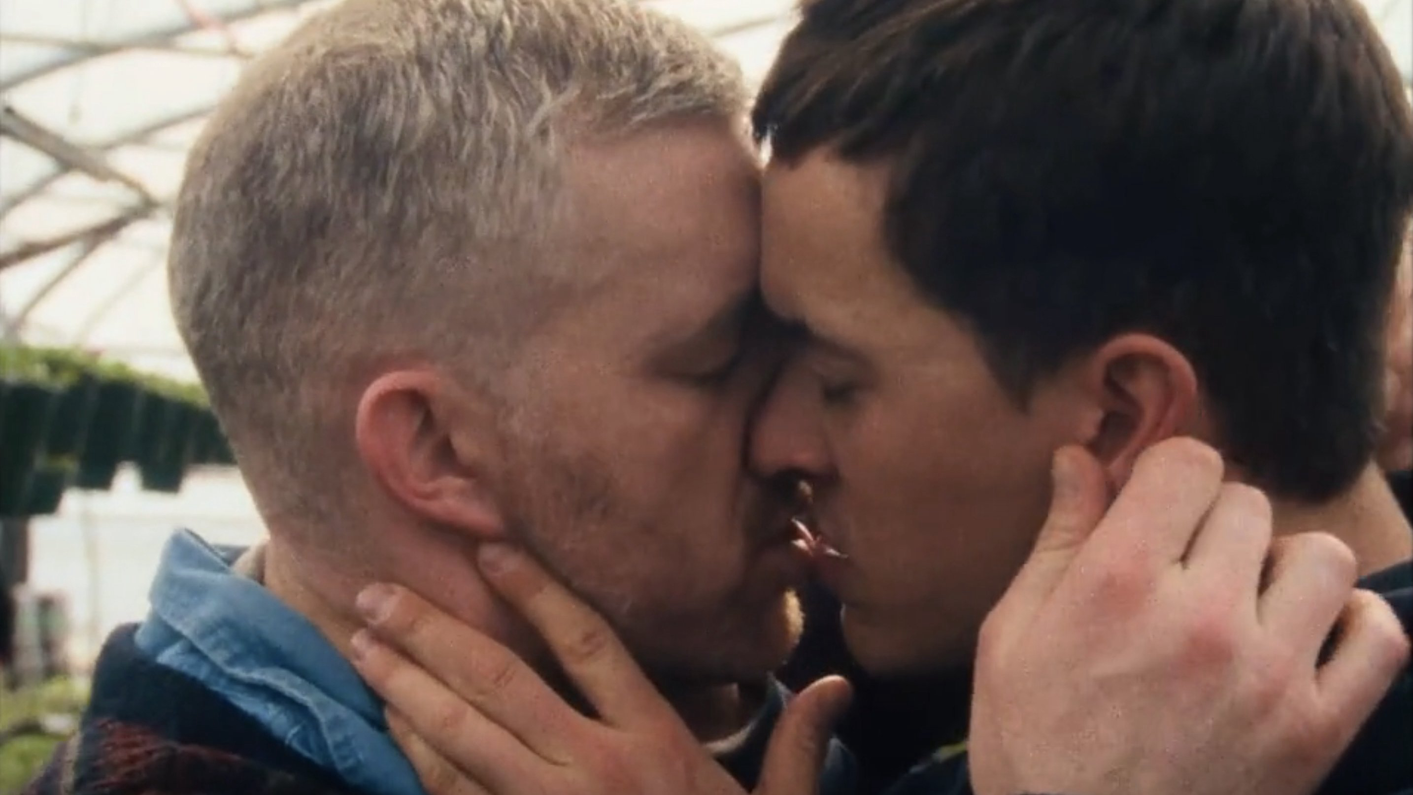 Dưới Lớp Vỏ Bọc