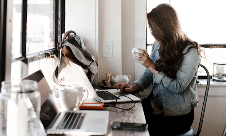 Em Gái Văn Phòng - Women Who Really Put You In The Office